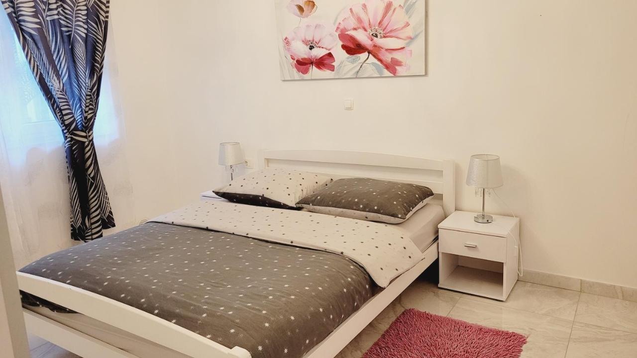 Sea View In Esperia Apartman *